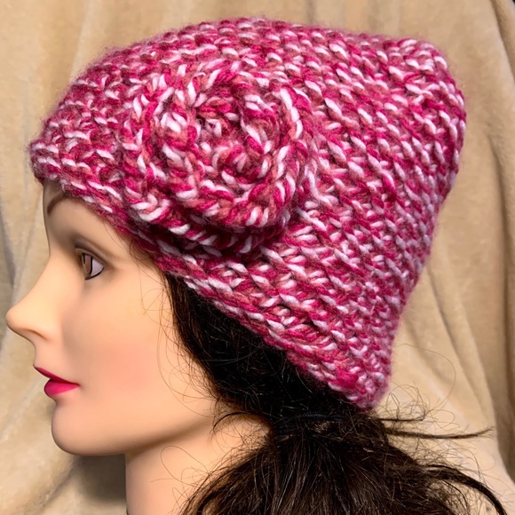 Vintage vibes beanie with flower (deep pink/white) - Picture 1 of 2